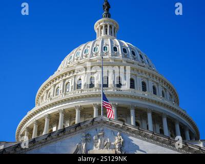 Washington, District de Columbia, États-Unis. 30 décembre 2024. Les drapeaux à Washington, DC ont été abaissés à mi-personnel pour le décès de l'ancien président Jimmy carter. Les drapeaux resteront à moitié en personnel pendant les 30 prochains jours, comme c'est la coutume pour un ancien président qui passe. Credit : Andrew Leyden/ZUMA Press Wire/ZUMA Wire/Alamy Live News Banque D'Images