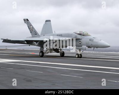 Le FA-18E Super Hornet du VFA-34 atterrit à bord de l'USS Gerald R. Ford (CVN-78) dans l'océan Atlantique le 21 mars 2020 (200321 Banque D'Images