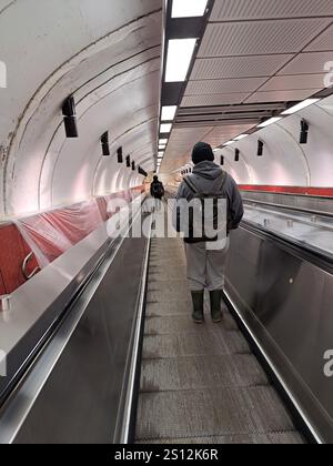 Escaliers mécaniques à l'intérieur de la station de métro Beaudry à Montréal, Québec, Canada Banque D'Images