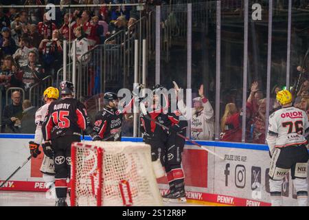 Cologne, Allemagne. 11.10.2024, DEL, Ligue allemande de hockey sur glace saison 2024/25, 32. Matchday : les requins de Cologne contre Löwen Francfort photo : but pour Cologne, le KEC prend la tête crédit : Robin Huth/Alamy Live News Banque D'Images