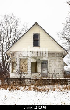 Maison ancienne construite en bloc de béton rustique à Stanwood, comté de Mecosta, Michigan, États-Unis [pas de publication ; licence éditoriale uniquement] Banque D'Images