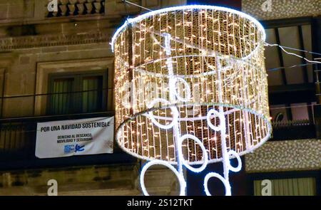 Vigo, Galice, ESPAGNE. 30 décembre 2024. Les voisins du centre de Vigo affichent des bannières dans leurs vitrines pour protester contre les lumières de Noël (crédit image : © Richard Zubelzu/ZUMA Press Wire) USAGE ÉDITORIAL SEULEMENT! Non destiné à UN USAGE commercial ! Crédit : ZUMA Press, Inc/Alamy Live News Banque D'Images