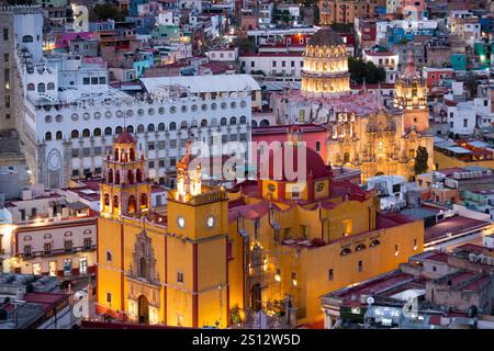 Guanajuato City, Mexique, vue aérienne des bâtiments historiques dans le crépuscule du soir. Gros plan du Templo de San Felipe Neri Banque D'Images