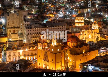 Guanajuato City, Mexique, vue aérienne des bâtiments historiques dans le crépuscule du soir. Gros plan du Templo de San Felipe Neri Banque D'Images