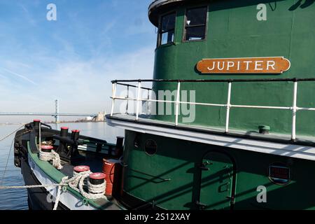Remorqueur Jupiter dans la rivière Delaware avec le pont Ben Franklin visible en arrière-plan. Décembre 2024 Banque D'Images