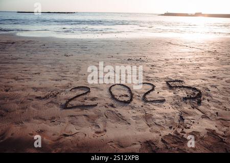 Nouvel an 2025 écrit sur la plage, concept de célébration. Banque D'Images