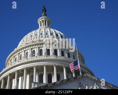 Washington, District de Columbia, États-Unis. 30 décembre 2024. Les drapeaux à Washington, DC ont été abaissés à la moitié du personnel pour le décès de l'ancien président carter. Les drapeaux resteront à moitié en personnel pendant les 30 prochains jours, comme c'est la coutume pour un ancien président qui passe. Credit : Andrew Leyden/ZUMA Press Wire/ZUMA Wire/Alamy Live News Banque D'Images