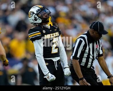 Nashville, Tennessee, États-Unis. 30 décembre 2024. Le receveur Marquis Johnson (2) du Missouri réagit dans la célébration après avoir fait une capture de 44 yards pendant la seconde moitié du match de football universitaire Music City Bowl le 30 décembre 2024 à Nashville, Tennessee. Le Missouri bat l'Iowa, 27-24. (Crédit image : © Scott Coleman/ZUMA Press Wire) USAGE ÉDITORIAL SEULEMENT! Non destiné à UN USAGE commercial ! Crédit : ZUMA Press, Inc/Alamy Live News Banque D'Images