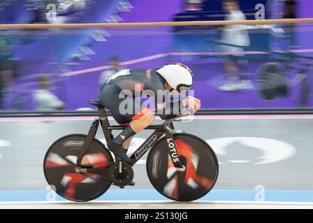 Archie Atkinson, de Grande-Bretagne, se qualifie en premier et remporte la médaille d'argent dans le contre-la-montre individuel C-5 masculin aux Jeux paralympiques de Paris. Banque D'Images