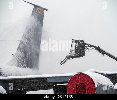 Un gardien affecté au 171st maintenance Group utilise un véhicule de dégivrage pour souffler la neige d'un avion KC-135 Stratotanker Dec. 20, 2024, à la 171st Air ravitaillement Wing près de Pittsburgh, Pennsylvanie. L'avion doit être dégagé de neige et de glace avant le décollage. (Photo de la U.S. Air National Guard par Tech. Sgt. Zoe M. Wockenfuss) Banque D'Images