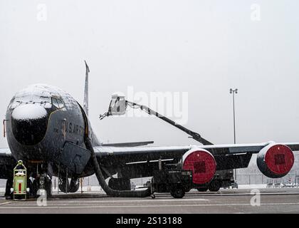 Un gardien affecté au 171st maintenance Group utilise un véhicule de dégivrage pour souffler la neige d'un avion KC-135 Stratotanker Dec. 20, 2024, à la 171st Air ravitaillement Wing près de Pittsburgh, Pennsylvanie. L'avion doit être dégagé de neige et de glace avant le décollage. (Photo de la U.S. Air National Guard par Tech. Sgt. Zoe M. Wockenfuss) Banque D'Images