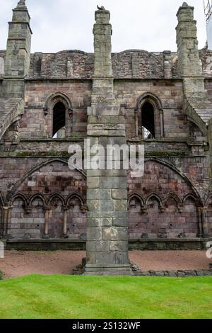 Les ruines de l'abbaye de Holyrood à côté du palais de Holyrood à Édimbourg, au Royaume-Uni. Banque D'Images