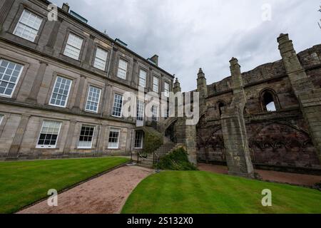 Les ruines de l'abbaye de Holyrood à côté du palais de Holyrood à Édimbourg, au Royaume-Uni. Banque D'Images