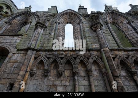 Les ruines de l'abbaye de Holyrood à côté du palais de Holyrood à Édimbourg, au Royaume-Uni. Banque D'Images