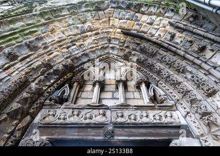 Les ruines de l'abbaye de Holyrood à côté du palais de Holyrood à Édimbourg, au Royaume-Uni. Banque D'Images