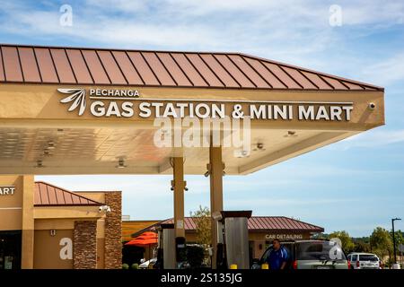 Temecula, Californie, États-Unis - 04-08-2019 : une vue d'une structure de panneau et d'ombre pour la station-service Pechanga et Mini Mart. Banque D'Images