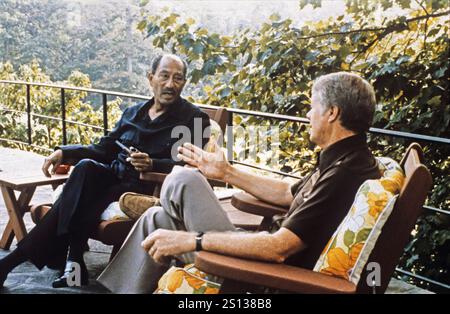 Le président égyptien Anwar al-Sadate, à gauche, et le président américain Jimmy carter ont une discussion sur le porche de Aspen Lodge à Camp David, la retraite présidentielle américaine près de Thurmont, Maryland dans le cadre du sommet Égypte-Israël en septembre 1978..crédit : Maison Blanche via CNP / MediaPunch Banque D'Images