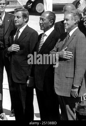 Le vice-président américain Walter Mondale, à gauche, et le secrétaire d'État américain Cyrus Vance, à droite, accueillent le président Anwar Sadate d'Égypte, au centre, à Andrews AFB, à l'extérieur de Washington, le 5 septembre 1978. Sadate est arrivé à Andrews avant de se rendre à Camp David pour rencontrer le président américain Jimmy carter et le premier ministre israélien Menachem Begin pour un sommet sur le moyen-Orient..Credit : Arnie Sachs / CNP / MediaPunch Banque D'Images