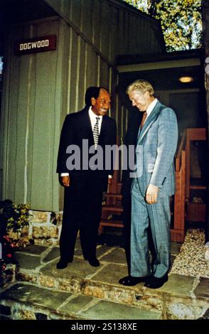 Le président égyptien Anwar al-Sadate, à gauche, et le président américain Jimmy carter devant la cabane de Dogwood à Camp David, la retraite présidentielle américaine près de Thurmont, Maryland avant la première réunion de leur sommet pour discuter d'un traité de paix entre l'Égypte et Israël le 6 septembre 1978..crédit : Maison Blanche via CNP / MediaPunch Banque D'Images