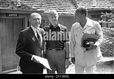 Le premier ministre israélien Menachem Begin, à gauche, le président américain Jimmy carter, au centre, et le président égyptien Anwar Sadate posent pour une photo de groupe devant Aspen Lodge à Camp David, près de Thurmont, Maryland, le 12 septembre 1978. Les deux dirigeants du moyen-Orient, avec carter comme négociateur de paix, se sont rencontrés pour des pourparlers à Camp David, Maryland, sur un nouvel accord entre les Israéliens et les Égyptiens. Crédit : Maison Blanche via CNP / MediaPunch Banque D'Images