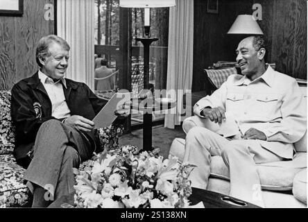 Le président américain Jimmy carter, à gauche, et le président égyptien Anwar al-Sadate, à droite, se rencontrent à Dogwood Lodge à Camp David, la retraite présidentielle près de Thurmont, Maryland, le 19 septembre 1978..crédit : Maison Blanche via CNP / MediaPunch Banque D'Images