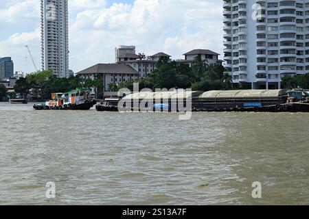La rivière Chao Phraya est au cœur du système de transport par eau de Bangkok. Banque D'Images
