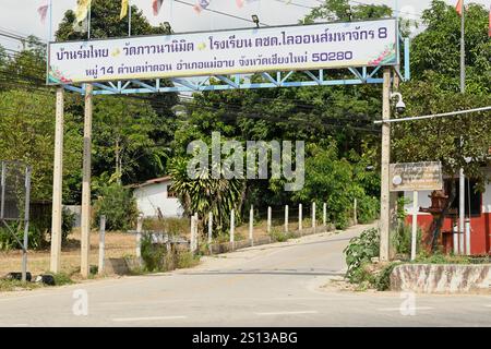 Un point de contrôle de la police marque la frontière entre la Thaïlande et le Myanmar à Thaton, dans la province de Chiang mai. Banque D'Images