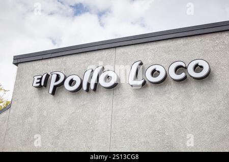 Los Angeles, Californie, États-Unis - 04-16-2019 : une vue d'une enseigne de façade pour le restaurant mexicain fast casual connu sous le nom El Pollo Loco. Banque D'Images
