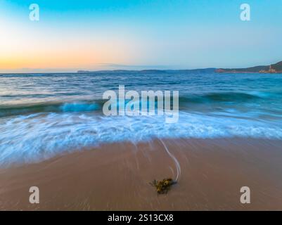 Lever de soleil au bord de la mer depuis le parc national de Putty Beach n Bouddi à Killcare Heights sur la côte centrale, Nouvelle-Galles du Sud, Australie. Banque D'Images