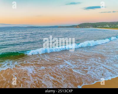 Lever de soleil au bord de la mer depuis le parc national de Putty Beach n Bouddi à Killcare Heights sur la côte centrale, Nouvelle-Galles du Sud, Australie. Banque D'Images