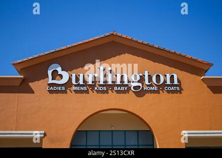 Brea, Californie, États-Unis - 04-17-2019 : une vue d'une enseigne avant de magasin pour le grand magasin connu sous le nom de Burlington. Banque D'Images