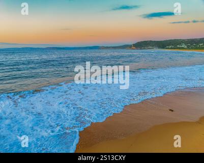 Lever de soleil au bord de la mer depuis le parc national de Putty Beach n Bouddi à Killcare Heights sur la côte centrale, Nouvelle-Galles du Sud, Australie. Banque D'Images