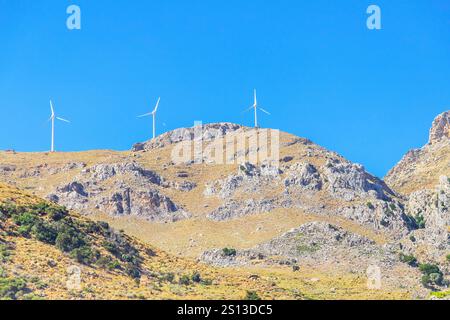 Éoliennes produisant de l'électricité, Kerames, Rethymno, sud de la Crète, Crète, Îles grecques, Grèce Banque D'Images