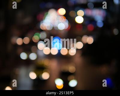 Image floue d'une rue animée avec des voitures et un camion. Banque D'Images