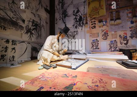 Un vieil homme typique faisant de la calligraphie dans un magasin de Seohwasa, Chaeksa, stalle. Au Musée d'histoire de Séoul à Séoul, Corée du Sud. Banque D'Images