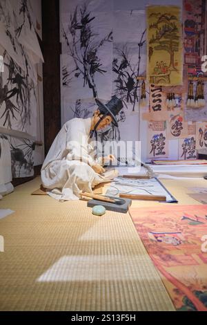 Un vieil homme typique faisant de la calligraphie dans un magasin de Seohwasa, Chaeksa, stalle. Au Musée d'histoire de Séoul à Séoul, Corée du Sud. Banque D'Images