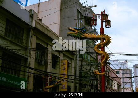 Binondo, Manille, Philippines. 17 novembre 2022. Poteau de rue de dragon coloré dans le quartier chinois de Manille. Banque D'Images