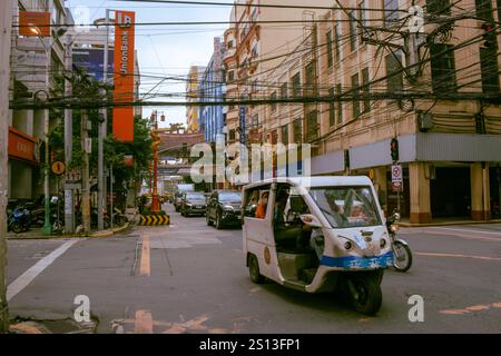 Binondo, Manille, Philippines. 17 novembre 2022. Trafic urbain dans le quartier chinois de Manille. Banque D'Images