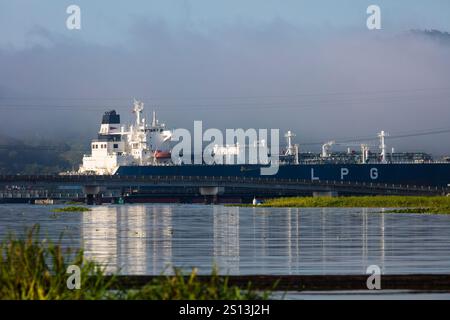 Un navire de GPL traverse le canal de Panama par un matin brumeux, à Rio Chagres, Gamboa, République du Panama, Amérique centrale. Banque D'Images