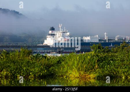 Un navire de GPL traverse le canal de Panama par un matin brumeux, à Rio Chagres, Gamboa, République du Panama, Amérique centrale. Banque D'Images