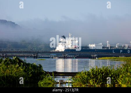 Un navire de GPL traverse le canal de Panama par un matin brumeux, à Rio Chagres, Gamboa, République du Panama, Amérique centrale. Banque D'Images