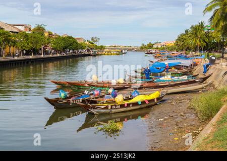 Bateaux de pêche vietnamiens traditionnels en bois sur la rivière Thu bon à Hoi an, Hoian, Centre du Vietnam, Asie en juin Banque D'Images