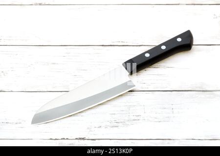 Couteau japonais traditionnel, ustensile de cuisine sur fond blanc Banque D'Images