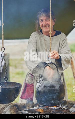 Hojbjerg, Danemark, 27 juillet 2024 : hôtesse mature au festival Viking Banque D'Images