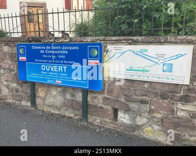 GR65 signe à Roncevaux et à travers les Pyrénées. Départ du Camino Francés et du Camino de Santiago à Saint Jean pied de Port, France. Banque D'Images