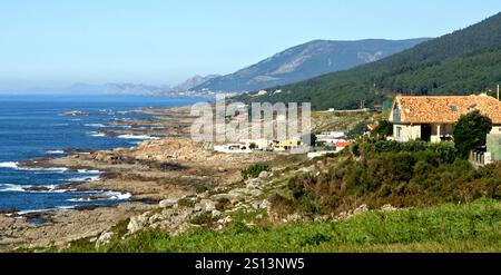 Paysage côtier sur la voie portugaise de Saint James, le long de la côte en Galice Banque D'Images