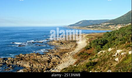 Paysage côtier sur la voie portugaise de Saint James, le long de la côte en Galice Banque D'Images