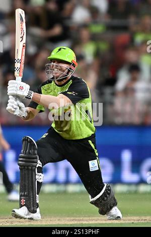 Sydney, Australie. 30 décembre 2024. David Warner des Sydney Thunder Bats lors du match de Big Bash League entre Sydney Thunder et Melbourne Renegades au stade ENGIE. Le Sydney Thunder remporte son match de Big Bash League contre les Melbourne Renegades au stade ENGIE par 8 courses. Sydney Thunder : 156/4 (20 overs), Melbourne Renegades 148/8 (20 overs). Crédit : SOPA images Limited/Alamy Live News Banque D'Images