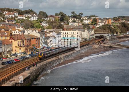 Une unité multiple diesel-électrique Super Voyager classe 221, Dawlish, Devon, Angleterre, Royaume-Uni Banque D'Images