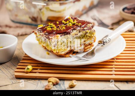 Tiramisu maison avec mousse de pistache et chocolat noir Banque D'Images